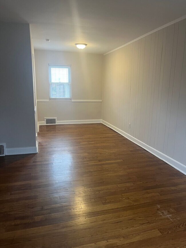 Building Photo - 409 Laverne Ave