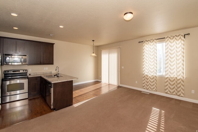 Building Photo - 3201 W Desert Lily Dr