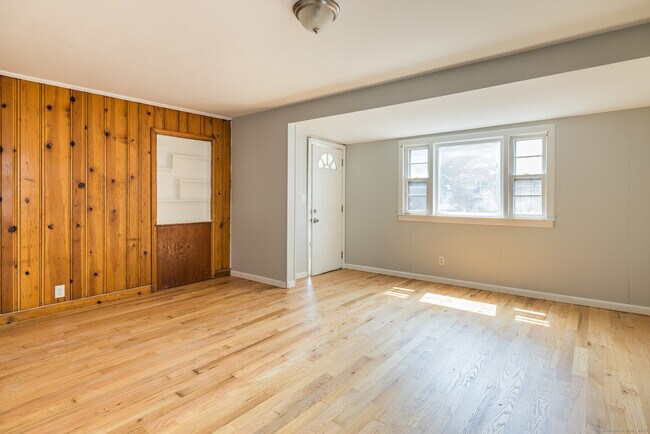 Primary Photo - 668 Grand St