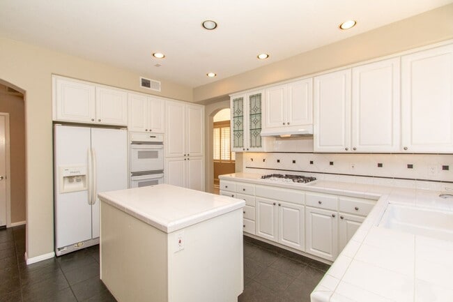 Building Photo - Spacious 3 Bed/2.5 Bath in Desirable UTC La Jolla Community of Toscana