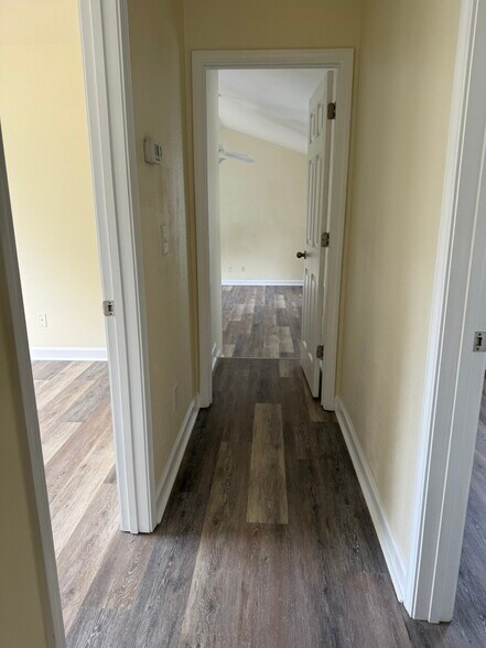 Building Photo - 834 Indianola Ct