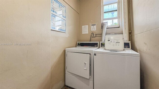 Building Photo - 1300 Lincoln Rd