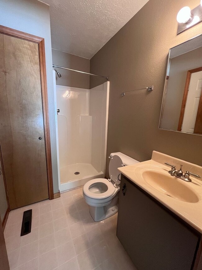 Building Photo - Beautiful 2 Bedroom & 2 Bath Duplex in Shipshewana