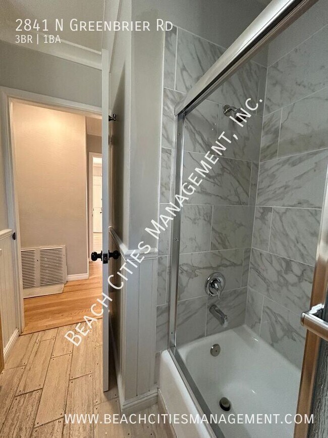 Building Photo - 2841 N Greenbrier Rd