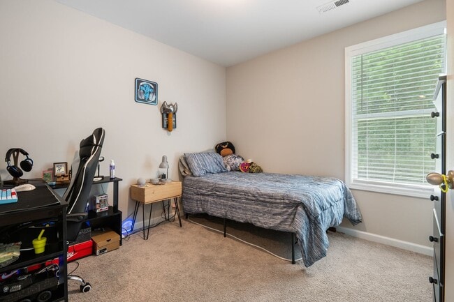 Building Photo - Modern 4 Bedroom Home in Quiet Clayton Nei...
