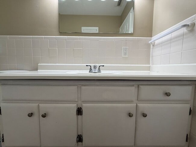 Building Photo - 2565 Granada Cir W