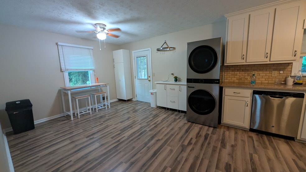 Building Photo - Room in House on Karl Ct