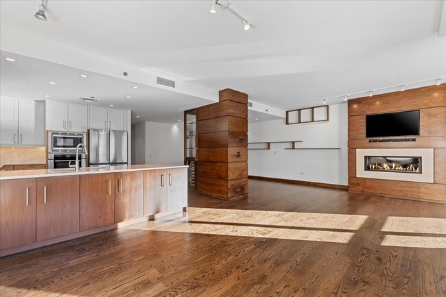 Building Photo - 250 E Pearson St