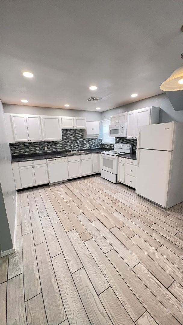 Building Photo - 2621 W Maine St