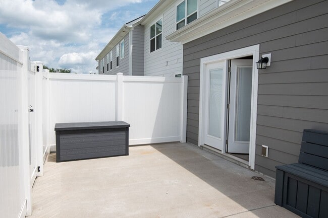 Building Photo - Fantastic, end-unit townhome in desirable Shelton Crossing!