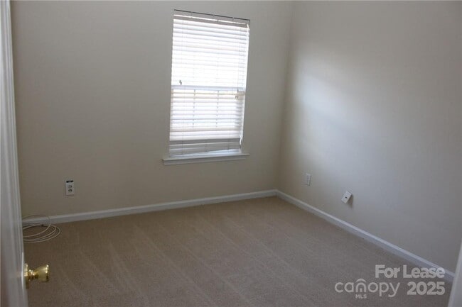 Building Photo - 2715 Old Ironside Dr