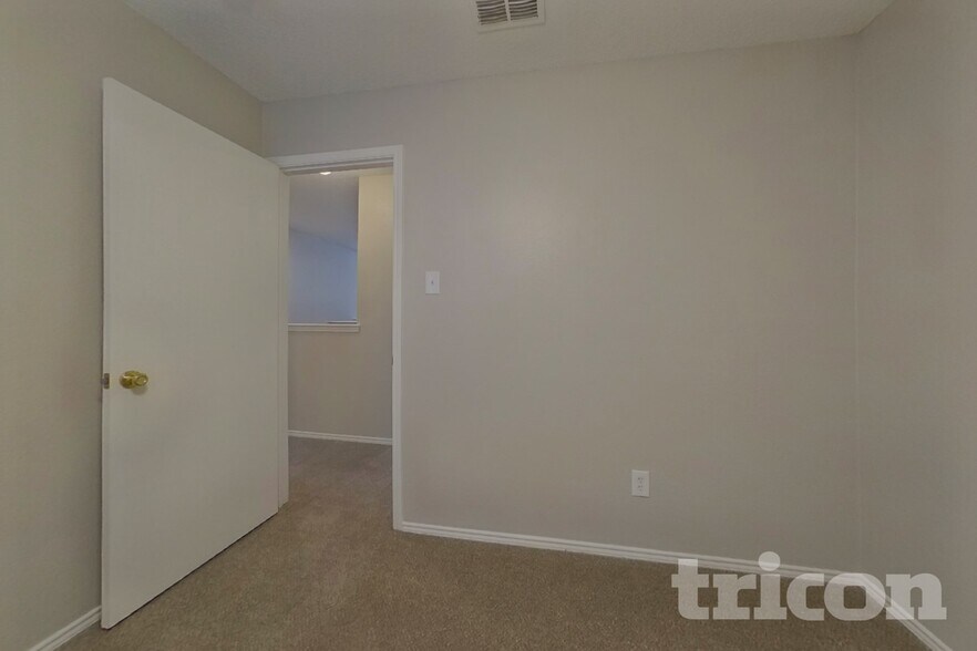 Building Photo - 4865 Waterford Dr
