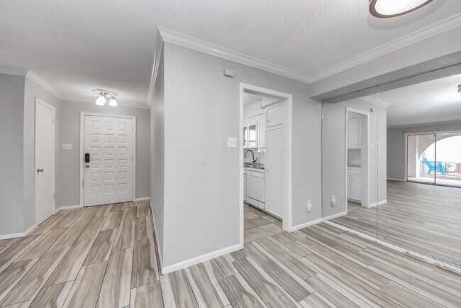 Building Photo - 2744 Briarhurst Dr