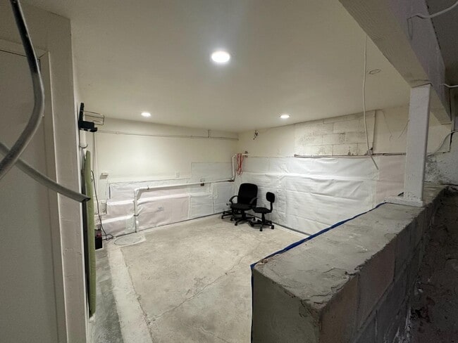 Building Photo - 2350 Rosewood Dr