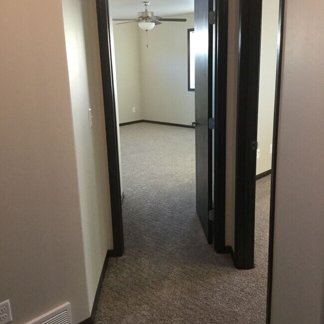 Building Photo - 3 Bed 3 Bath Single Family Home