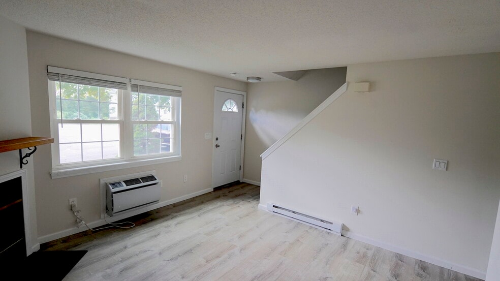 Building Photo - 64 Crystal Ln