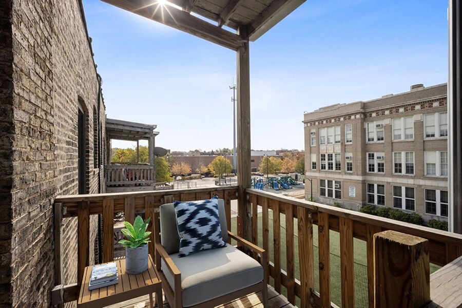 Building Photo - 813 W Waveland Ave