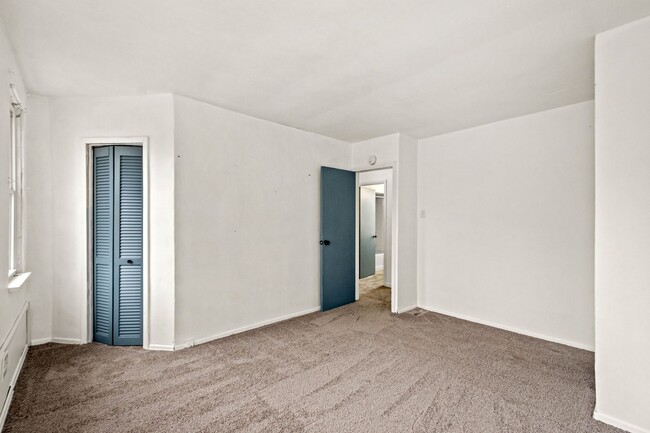 Building Photo - AVAILABLE ON APRIL 1!! 2 BEDROOM BEAUTY IN...