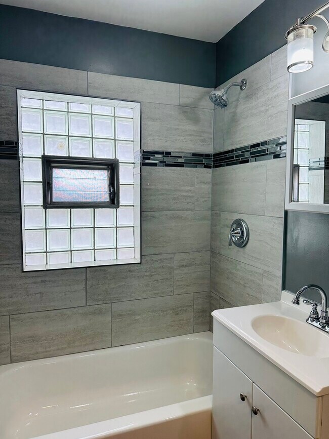 Building Photo - 3850 W 81st St