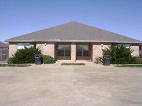 Building Photo - College Station, 3 bedroom / 2 bath duplex with fenced in yard