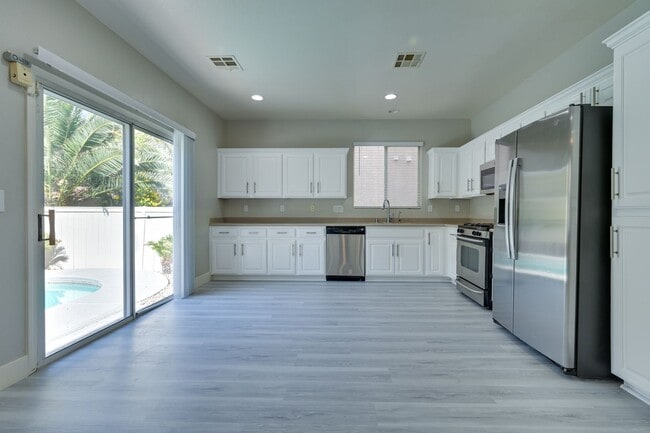 Building Photo - NW!!! 4 bedrooms!!! Pool and Spa!!! All ti...