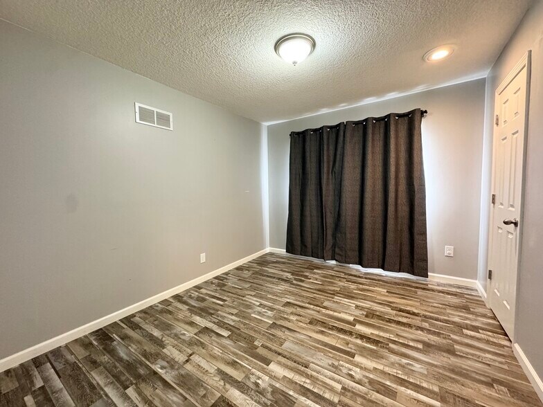 Building Photo - 3640 N Walnut St