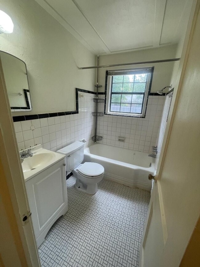 Building Photo - Adorable 1 Bedroom 1 Bathroom Duplex For L...