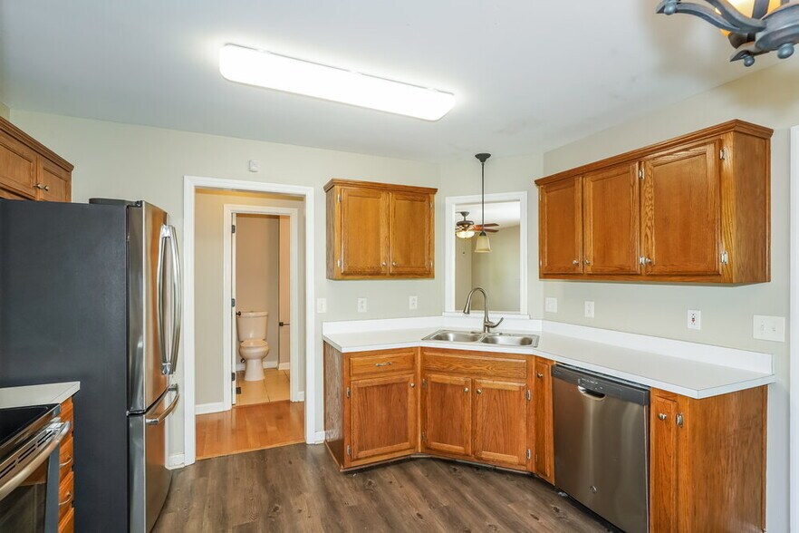 Building Photo - 2817 Sutherland Dr