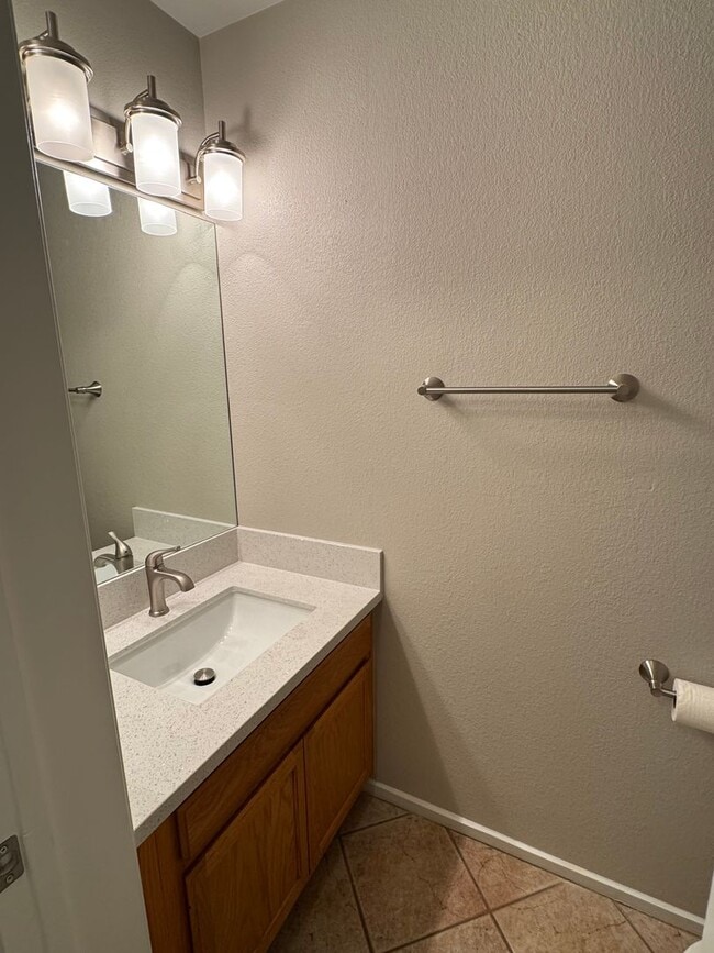 Building Photo - Transformed Townhome