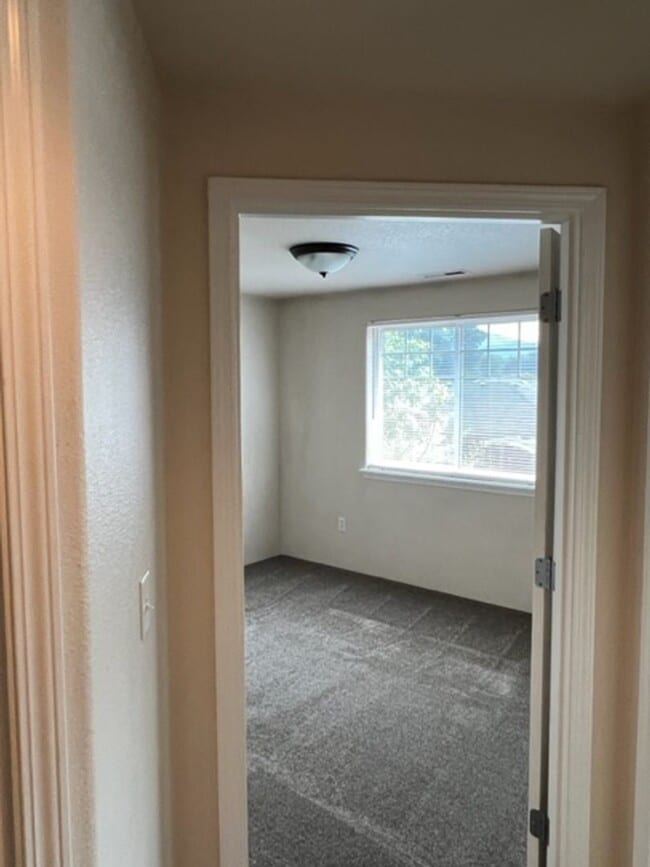 Building Photo - 3 BEDROOM TOWNHOME/ FENCED YARD/ ATTACHED GARAGE