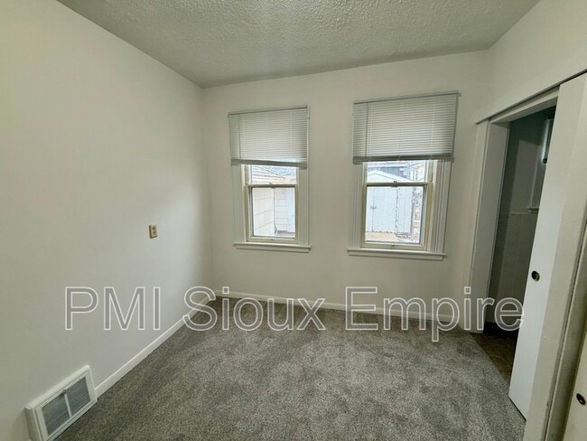Building Photo - 734 W 10th St