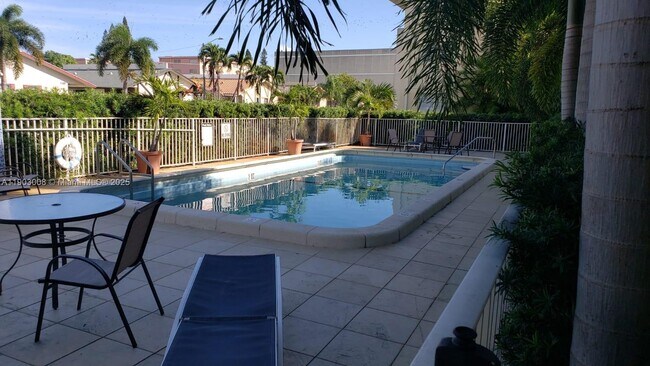 Building Photo - 1100 NE 1st Ct