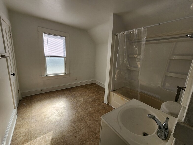 Building Photo - 1020 16th Ave