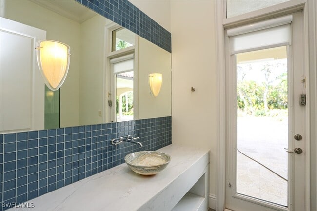 Building Photo - 823 Cassena Rd