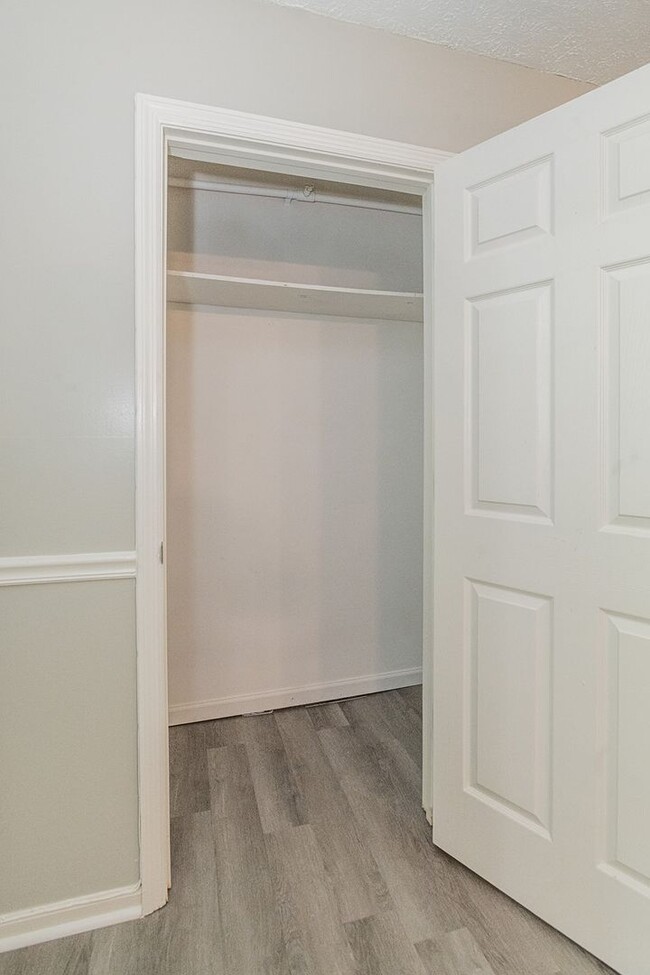 Building Photo - Beautifully FULLY RENOVATED 2 Bdr 1 bath i...