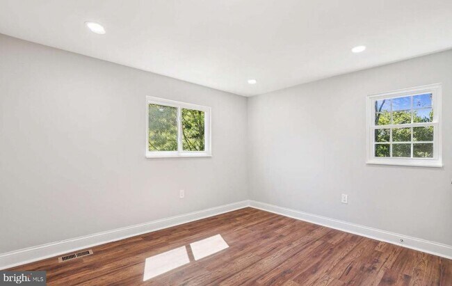 Building Photo - 7081 Leewood Forest Dr