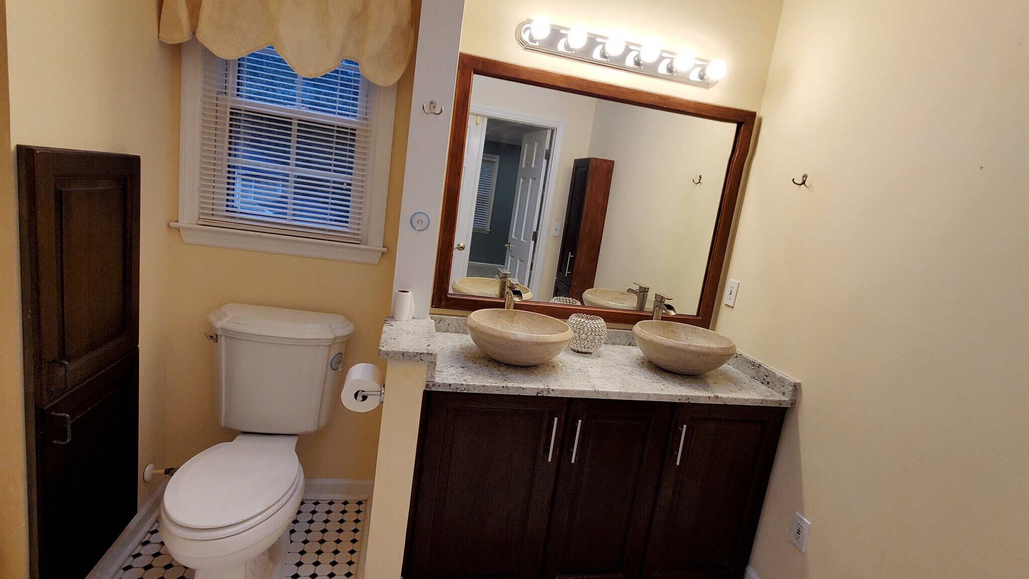 Building Photo - 3820 E Carlyle Ct