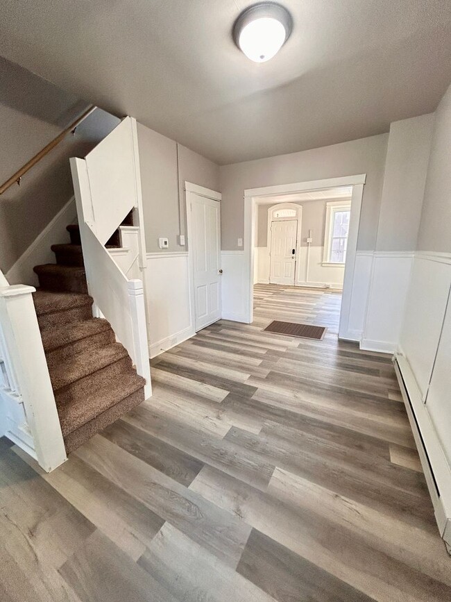 Building Photo - 539 1/2 Green St – 3 Bed, 1 Bath Home in L...