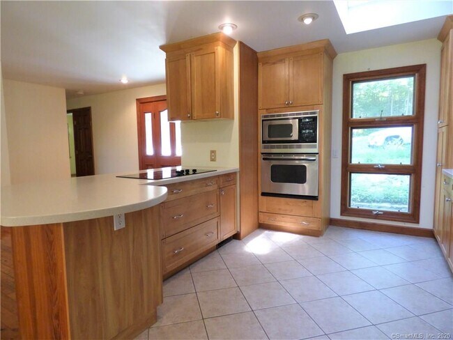 Building Photo - 5 Candlewood Lake Dr