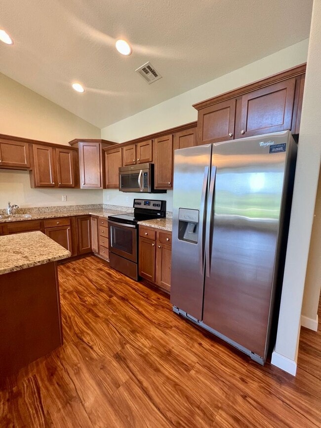 Building Photo - 3 Bed Townhome in Excellent West Side Location!