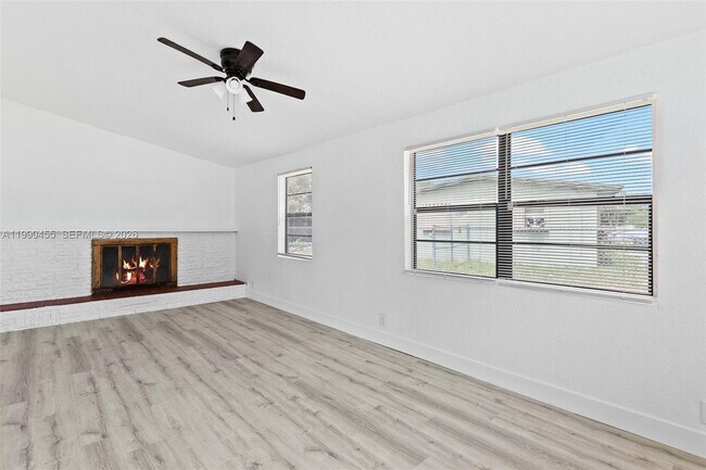 Building Photo - 1557 NW 15th Ave