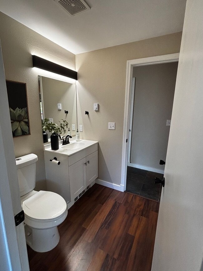 Building Photo - 4 bed 3 bath, Bonus room, Rv parking, Fenc...