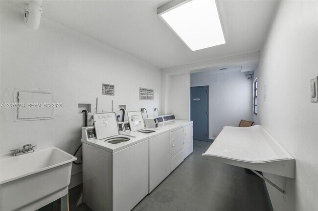 Building Photo - 20500 W Country Club Dr