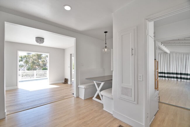 Building Photo - 2 Bed 1 Bath Home in Manhattan Beach Hill ...