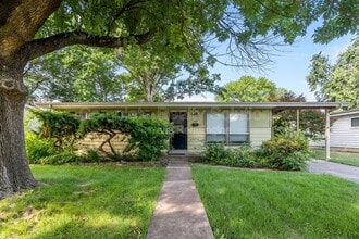 Building Photo - 560 Bardot Dr