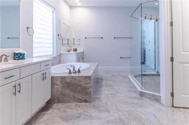 Building Photo - 13125 Casabella Dr