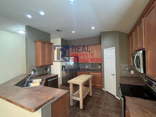 Building Photo - Spacious Single Story Home in a Great Loca...