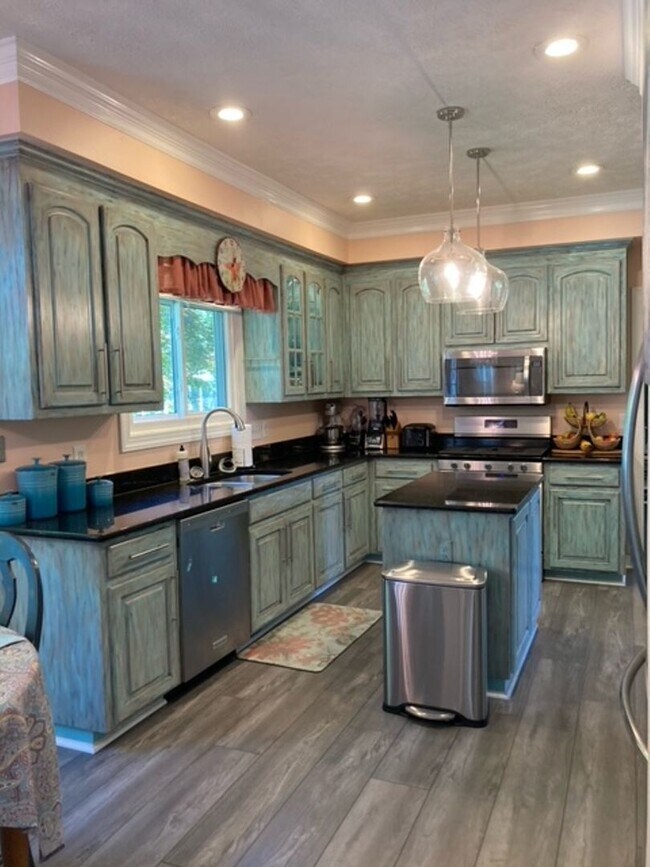 Building Photo - 117 Runaway Ln