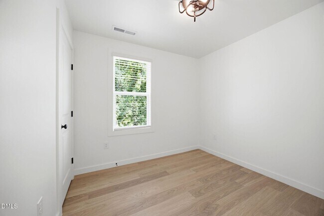Building Photo - 2815 Wilcox Pl