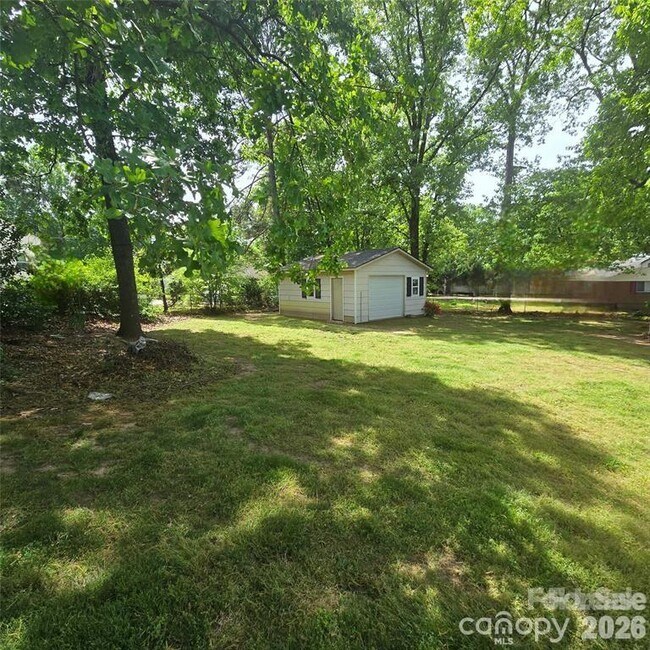 Building Photo - 421 Kingfield Dr SW